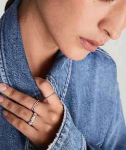 Rings<Mejuri Pav Diamond Soft Charlotte Ring