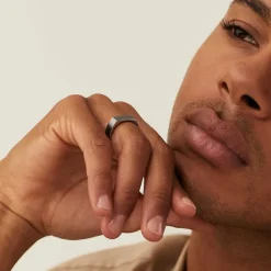 Rings<Mejuri Slim Rectangular Signet Ring